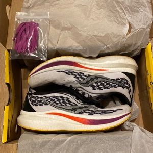 Women’s Saucony Endorphin Speed 2 size 8.5.